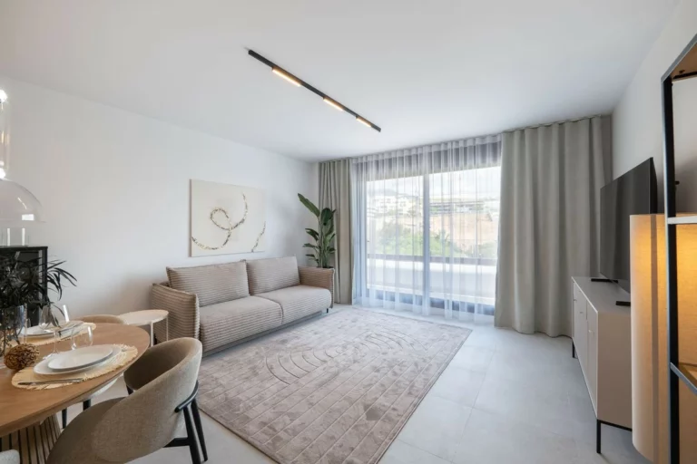 R5039830 | Middle Floor Apartment in Estepona – 2 beds, 2 baths