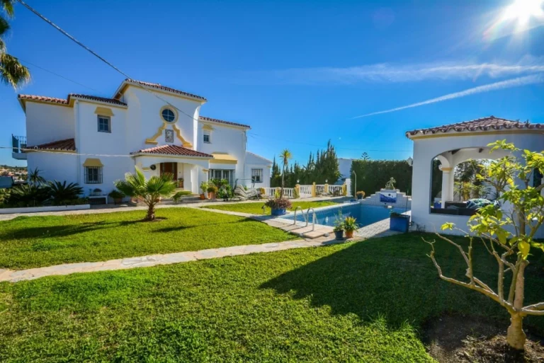 R2833532 | Detached Villa in Estepona – 8 beds, 6.5 baths