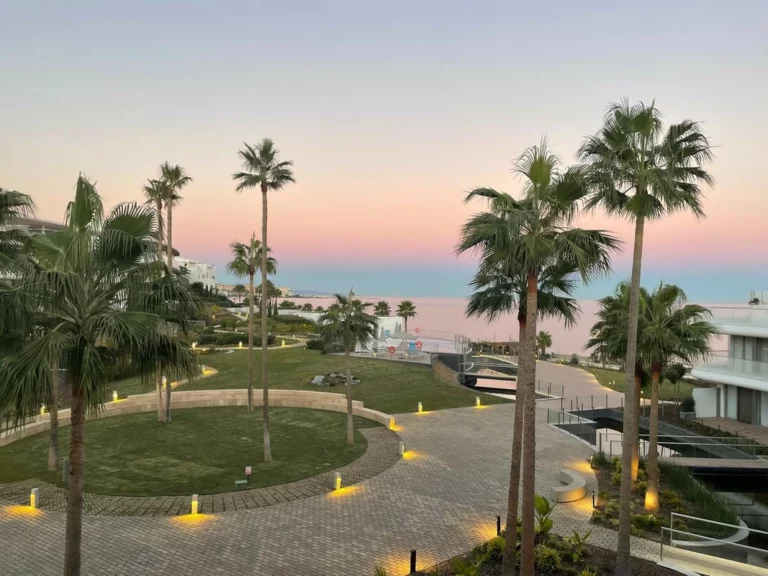 R5206294 | Middle Floor Apartment in Estepona – 4 beds, 3 baths