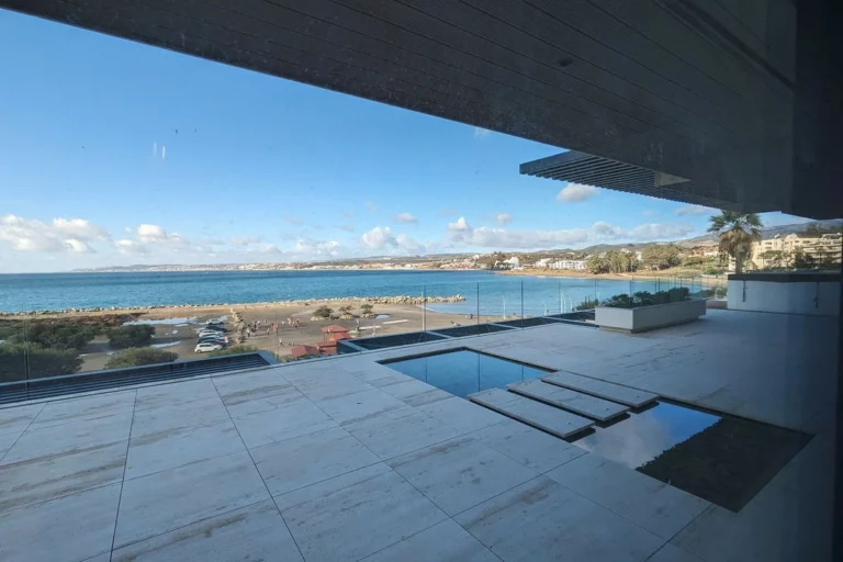 R4851295 | Middle Floor Apartment in Estepona – 4 beds, 5 baths