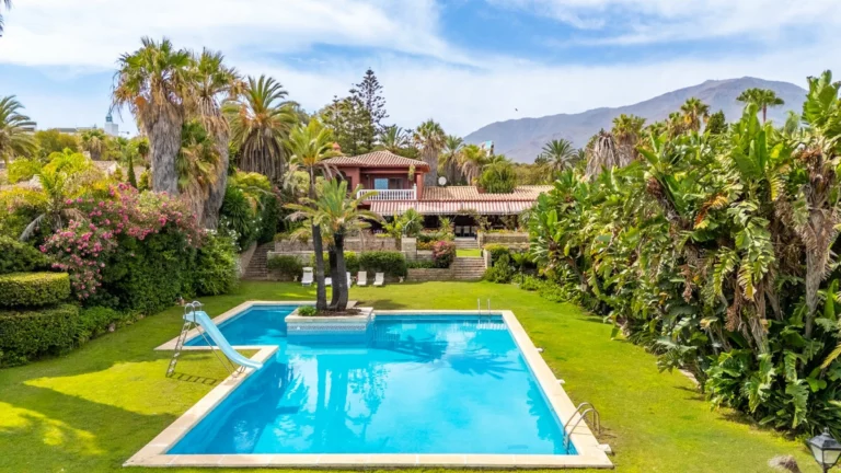 R5125372 | Detached Villa in Estepona – 9 beds, 6.5 baths