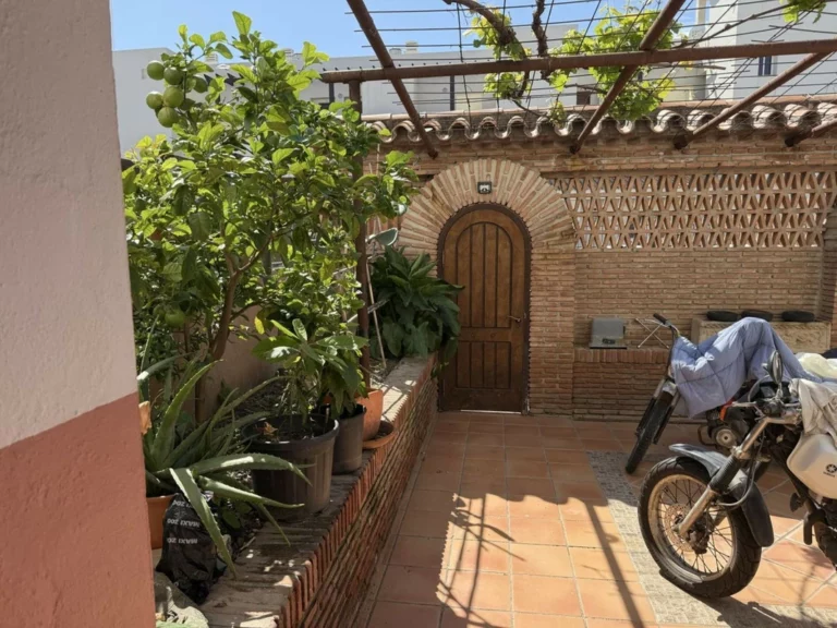 R5195137 | Townhouse in Estepona – 4 beds, 4 baths