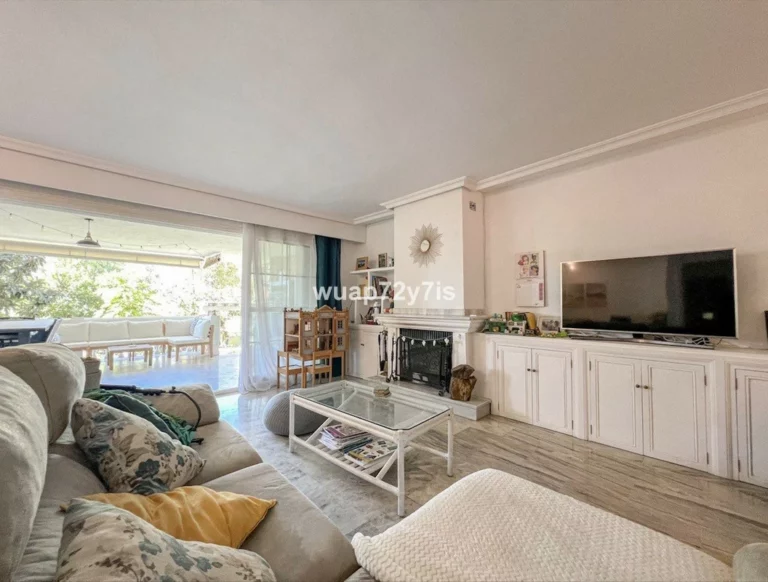 R5206144 | Townhouse in El Paraiso – 6 beds, 5 baths