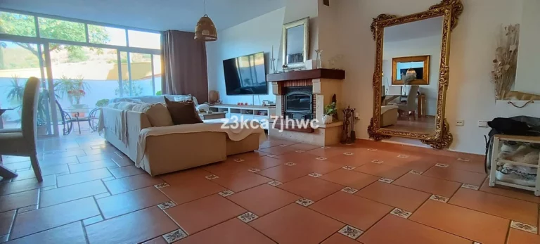 R5199874 | Townhouse in Estepona – 5 beds, 4 baths