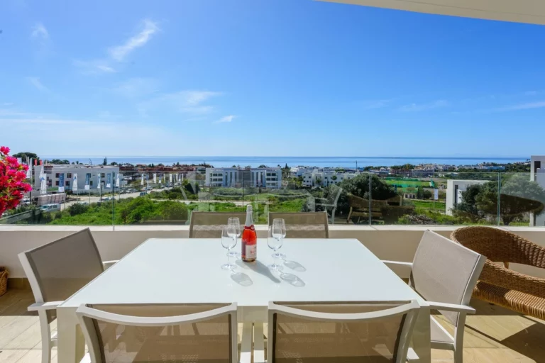 R5204596 | Middle Floor Apartment in Estepona – 2 beds, 2 baths