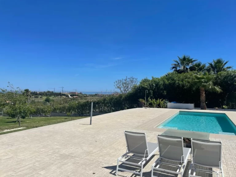 R4303321 | Detached Villa in Estepona – 3 beds, 2 baths