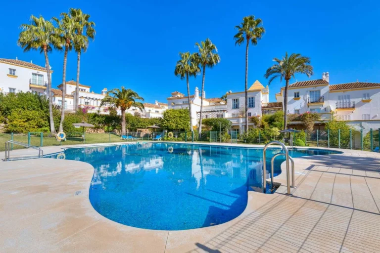 R4956259 | Townhouse in Estepona – 4 beds, 5 baths