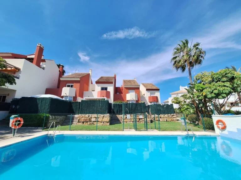 R5010250 | Townhouse in Estepona – 3 beds, 2 baths