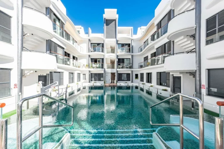 R5186287 | Middle Floor Apartment in Estepona – 3 beds, 3 baths