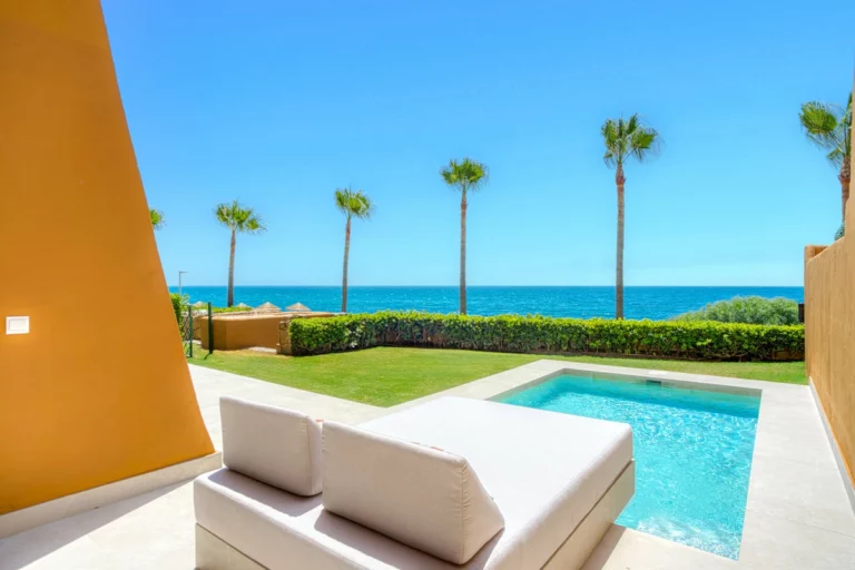 R5109028 | Ground Floor Apartment in Estepona – 4 beds, 4 baths