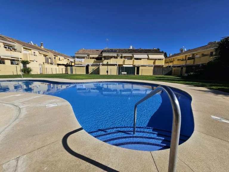 R4873570 | Townhouse in Estepona – 3 beds, 2 baths