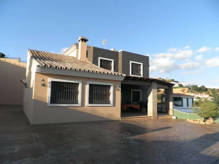 R4039246 | Detached Villa in Estepona – 6 beds, 3 baths