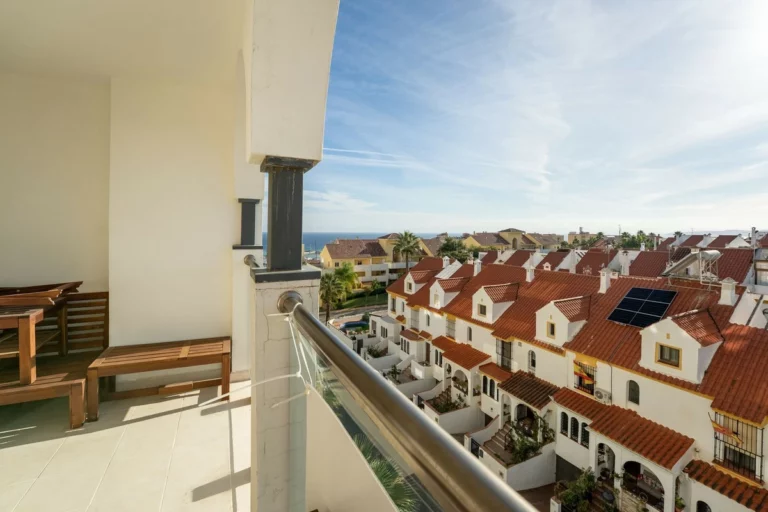 R5215639 | Middle Floor Apartment in Estepona – 3 beds, 2 baths