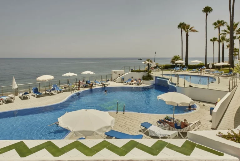 R5167750 | Middle Floor Apartment in Estepona – 2 beds, 2.5 baths