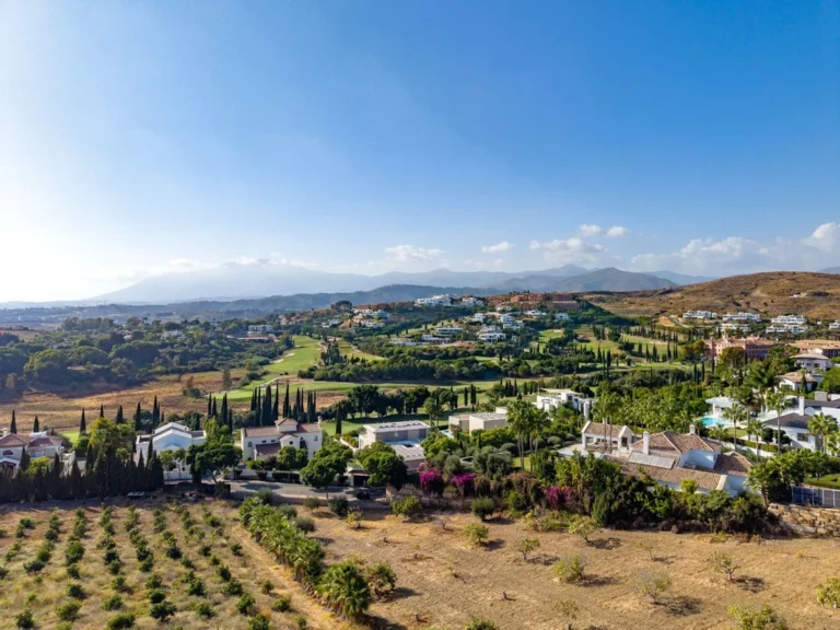 R5203165 | Middle Floor Apartment in Estepona – 3 beds, 2 baths