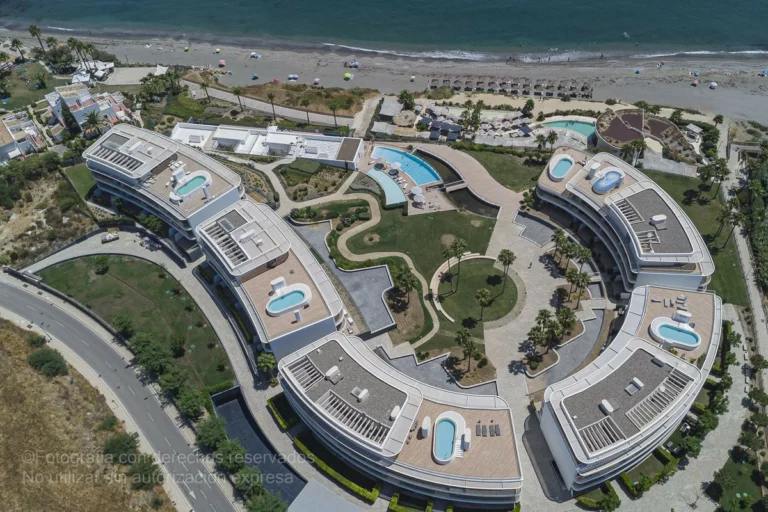 R4801027 | Middle Floor Apartment in Estepona – 3 beds, 2.5 baths