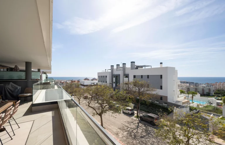 R5236264 | Middle Floor Apartment in Estepona – 4 beds, 2.5 baths