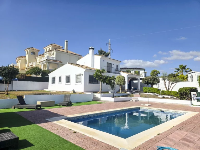 R5225617 | Detached Villa in Estepona – 3 beds, 2 baths