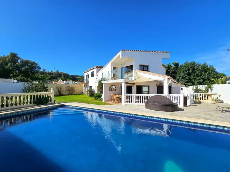 R4875823 | Detached Villa in Estepona – 6 beds, 4 baths