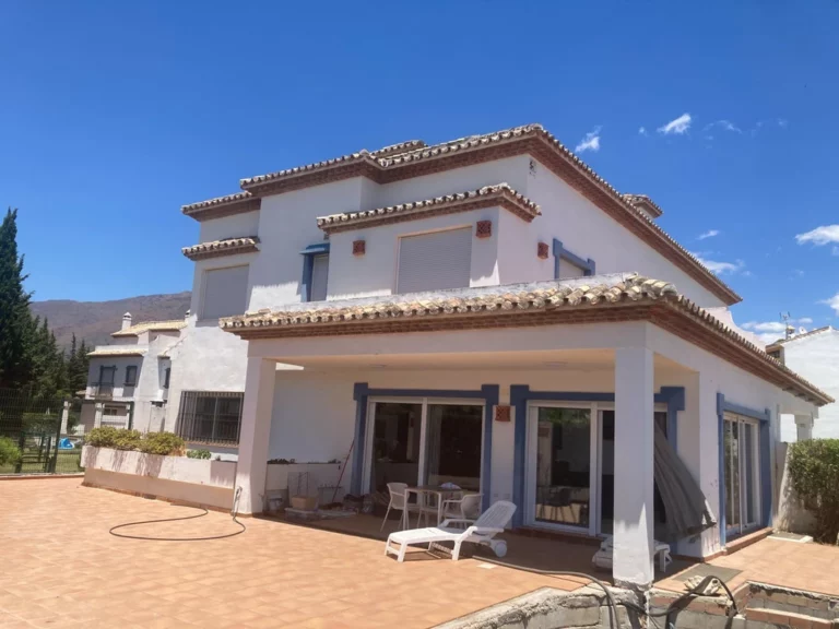 R4966501 | Townhouse in Estepona – 5 beds, 5 baths
