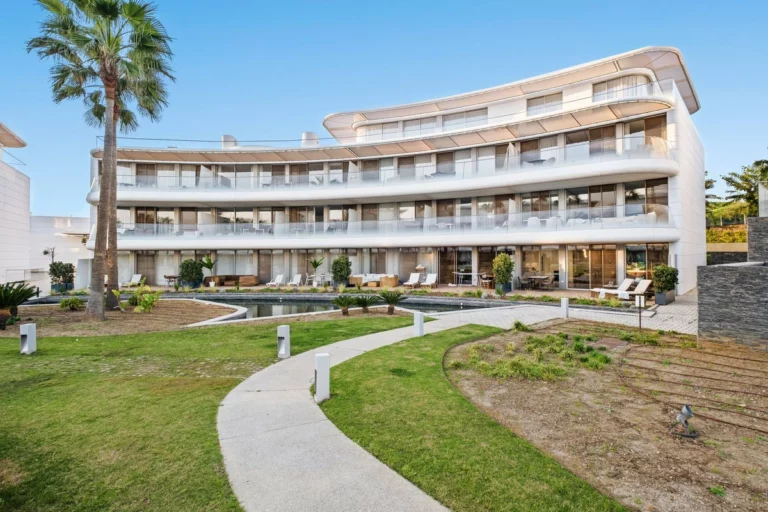 R5231041 | Ground Floor Apartment in Estepona – 2 beds, 2 baths