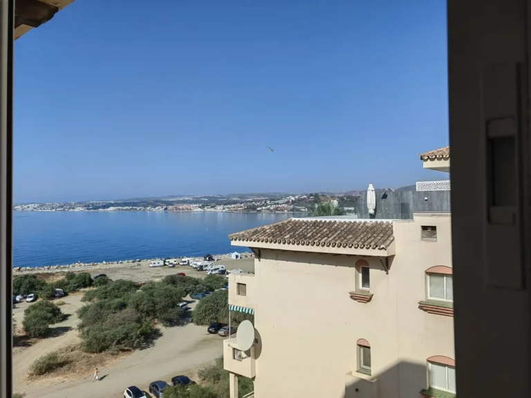 R5173900 | Middle Floor Apartment in Estepona – 3 beds, 2 baths