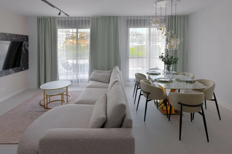 R5043841 | Middle Floor Apartment in Estepona – 3 beds, 2 baths