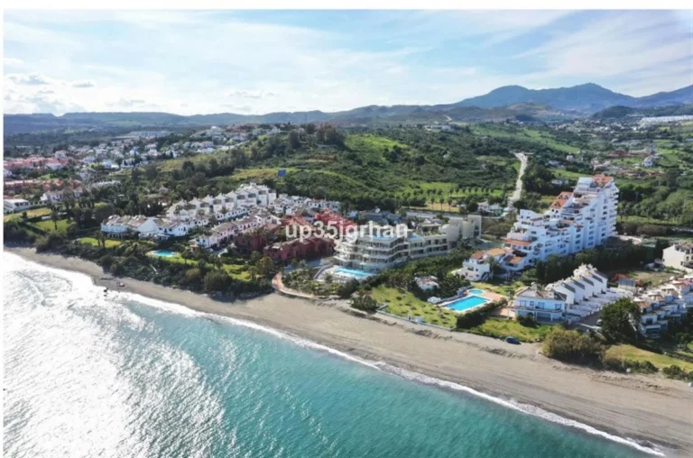 R5216503 | Middle Floor Apartment in Estepona – 2 beds, 1 baths