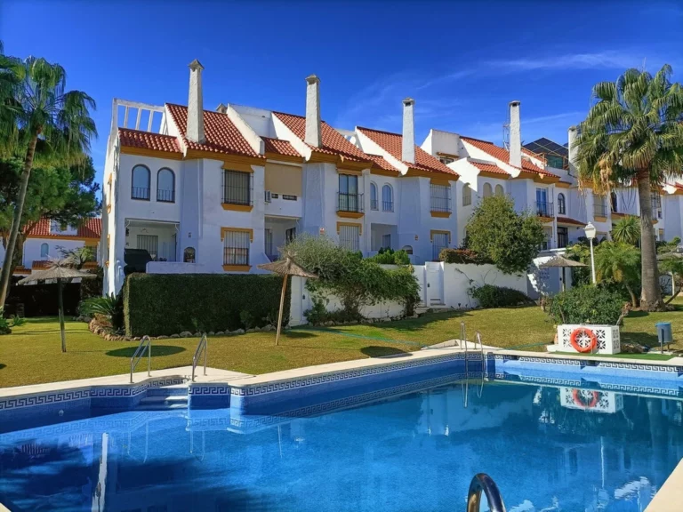 R5169502 | Townhouse in Estepona – 4 beds, 3 baths