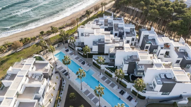 R4143337 | Townhouse in Estepona – 3 beds, 4 baths