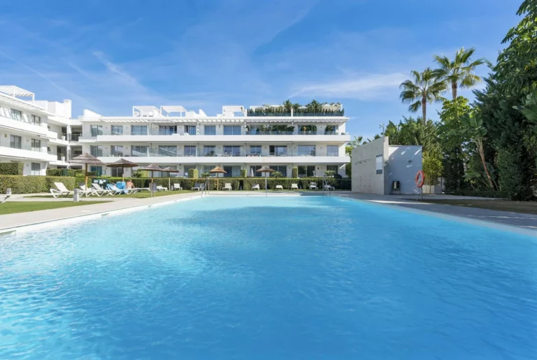 R5137900 | Middle Floor Apartment in Estepona – 3 beds, 2 baths