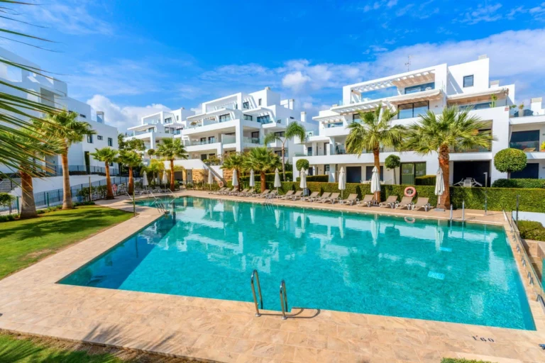 R5208085 | Middle Floor Apartment in Estepona – 2 beds, 2 baths