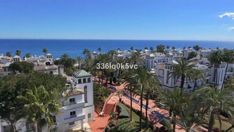 R5049418 | Townhouse in Estepona – 5 beds, 3 baths