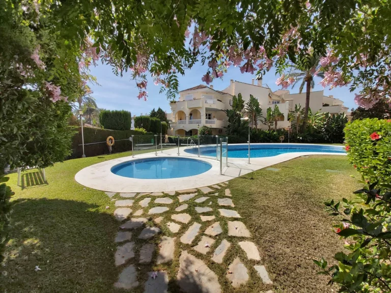 R5222002 | Middle Floor Apartment in El Paraiso – 2 beds, 2 baths