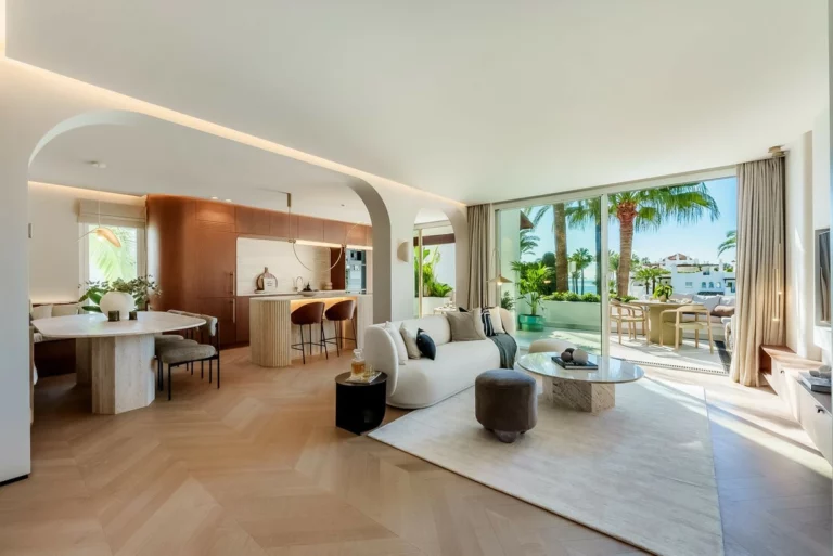 R4894990 | Middle Floor Apartment in Estepona – 3 beds, 3 baths