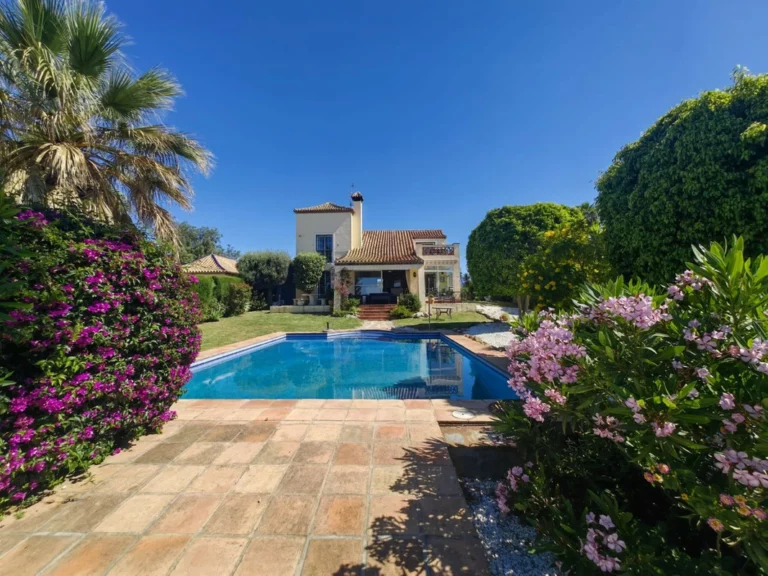 R5173057 | Detached Villa in Estepona – 3 beds, 3 baths