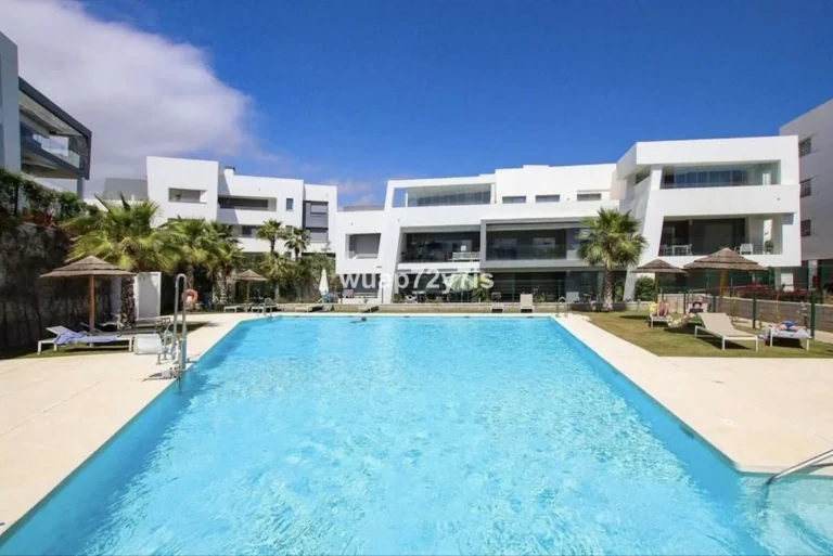 R5077393 | Middle Floor Apartment in Estepona – 2 beds, 2 baths
