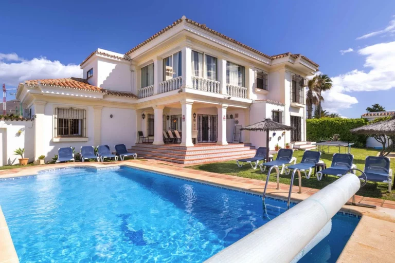 R5017291 | Detached Villa in Estepona – 5 beds, 3 baths