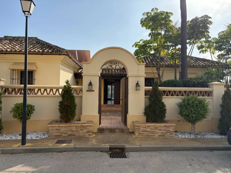 R4880032 | Detached Villa in El Paraiso – 5 beds, 5 baths