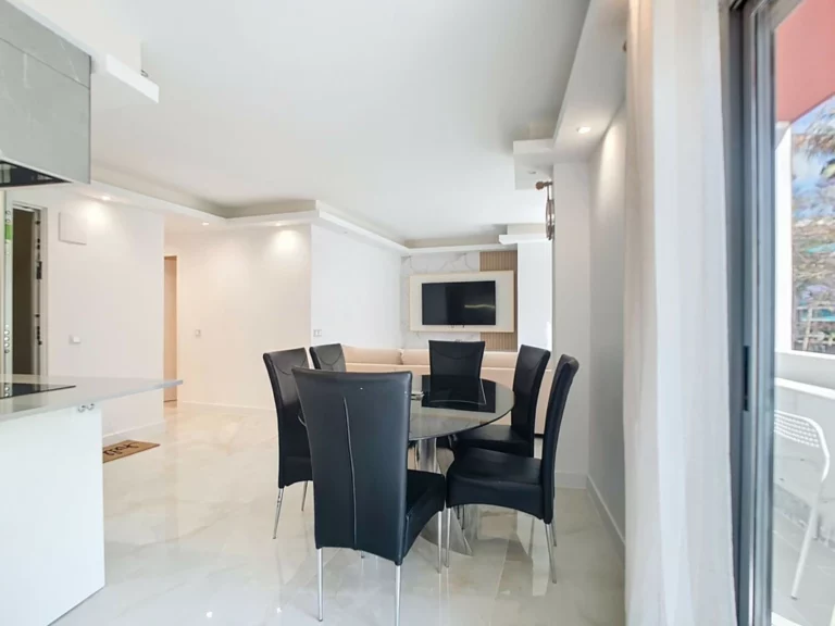 R5049817 | Middle Floor Apartment in Estepona – 3 beds, 3 baths