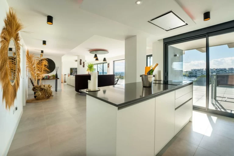 R4976992 | Middle Floor Apartment in Estepona – 3 beds, 3 baths