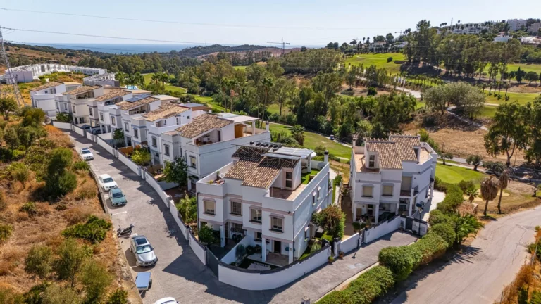 R5183833 | Semi-Detached House in Estepona – 4 beds, 4 baths