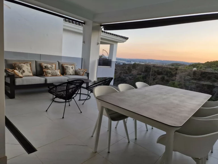 R4411084 | Middle Floor Apartment in Estepona – 2 beds, 2 baths