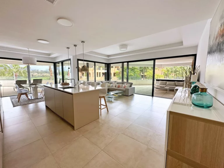 R4763725 | Middle Floor Apartment in Estepona – 3 beds, 2 baths