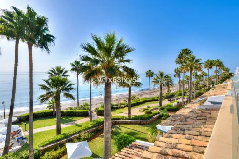 R5196673 | Penthouse in Estepona – 3 beds, 2 baths