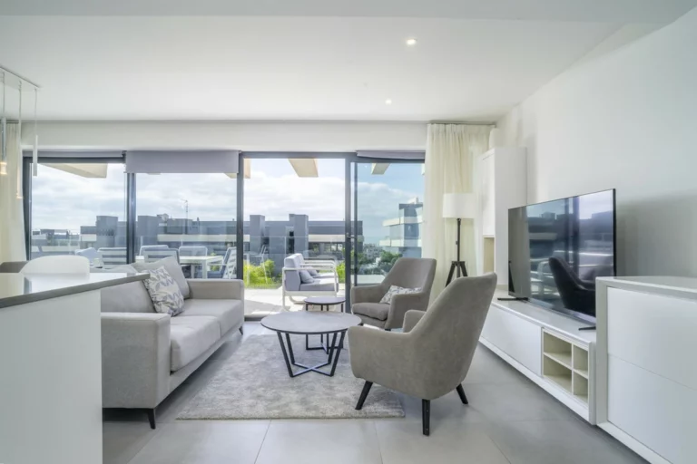 R5167063 | Middle Floor Apartment in Estepona – 3 beds, 2 baths