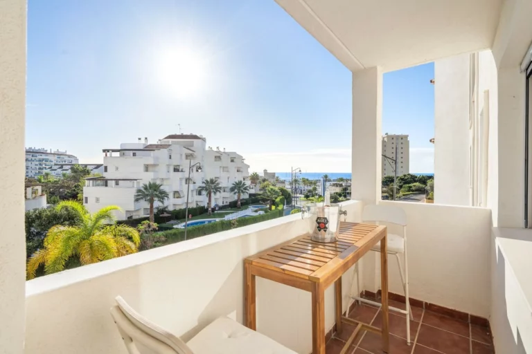 R5217547 | Middle Floor Apartment in Estepona – 3 beds, 2 baths