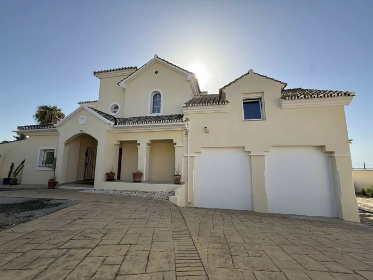 R5191993 | Detached Villa in Estepona – 5 beds, 3.5 baths