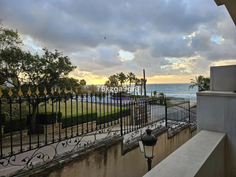 R4909312 | Middle Floor Apartment in Estepona – 2 beds, 2 baths