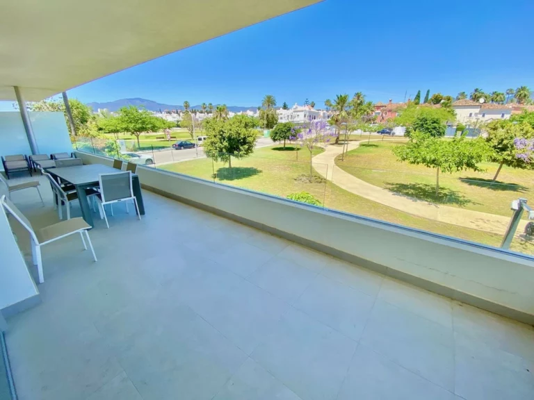 R5047699 | Middle Floor Apartment in Estepona – 3 beds, 2 baths